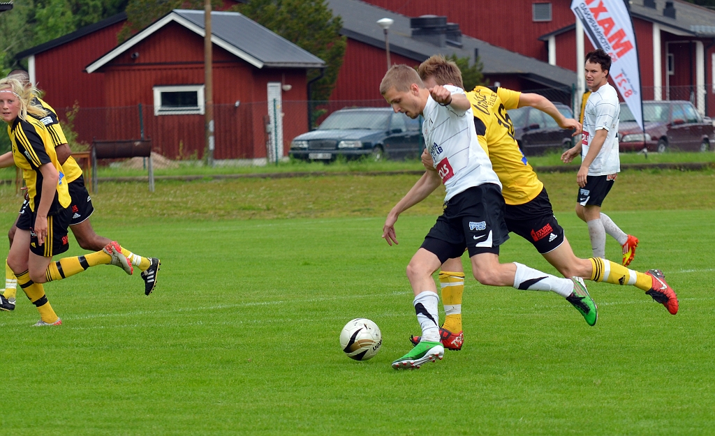 2012_0630_13.JPG - Filip Haglind jagar på mitten för att avvärja ett skottförsök