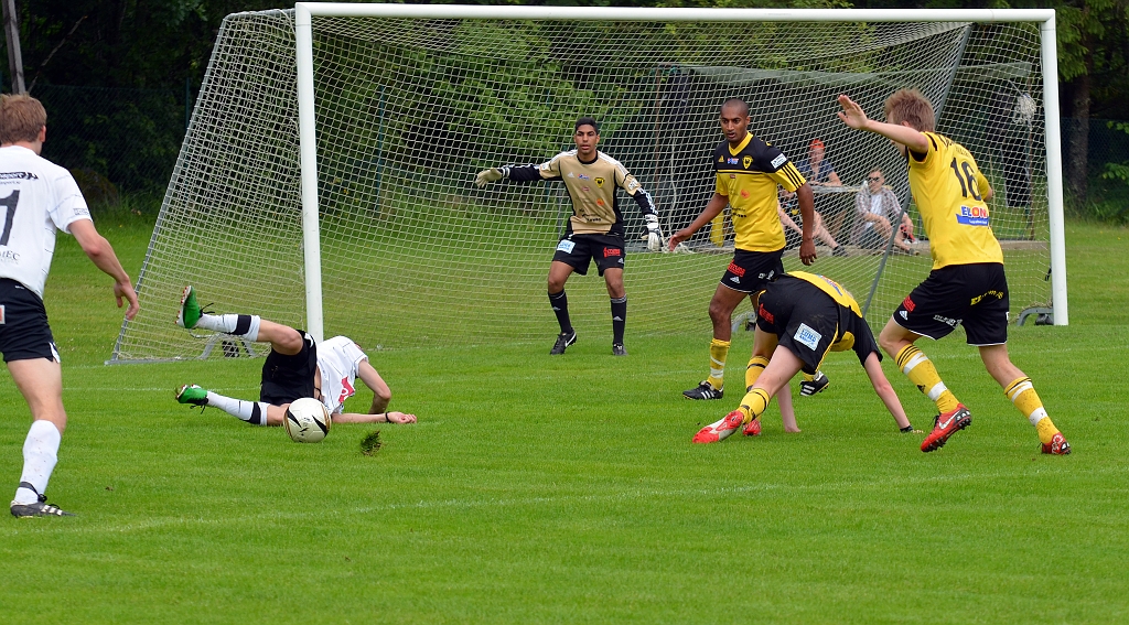 2012_0630_14.JPG - Spelare från båda lagen faller och bollen kan spelas undan av Södraförsvaret