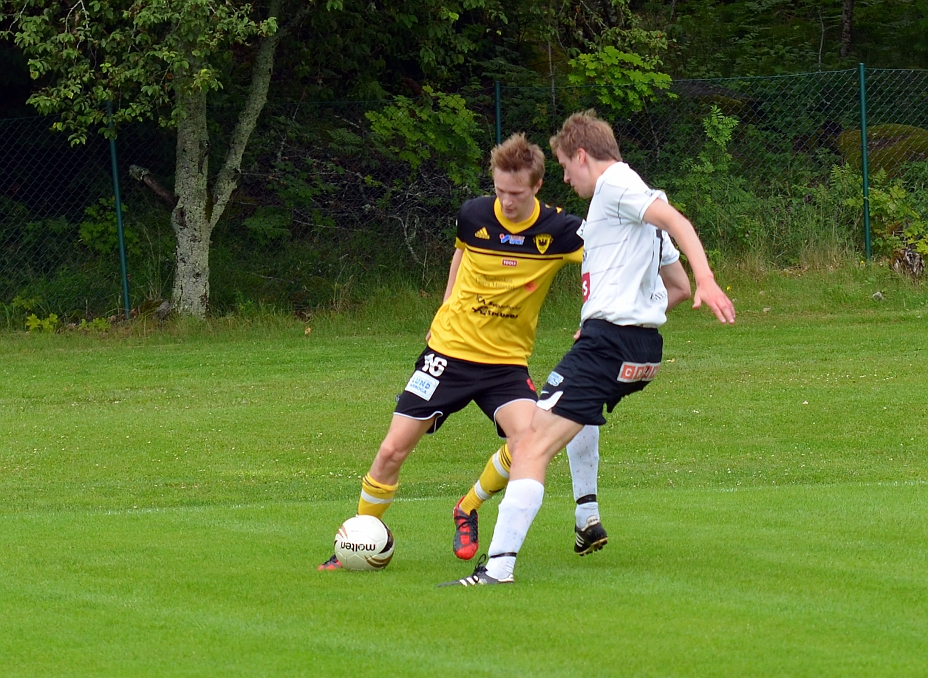 2012_0630_15.JPG - Filip Haglind tunnlar kolsvaspelaren och spelar sedan upp bollen