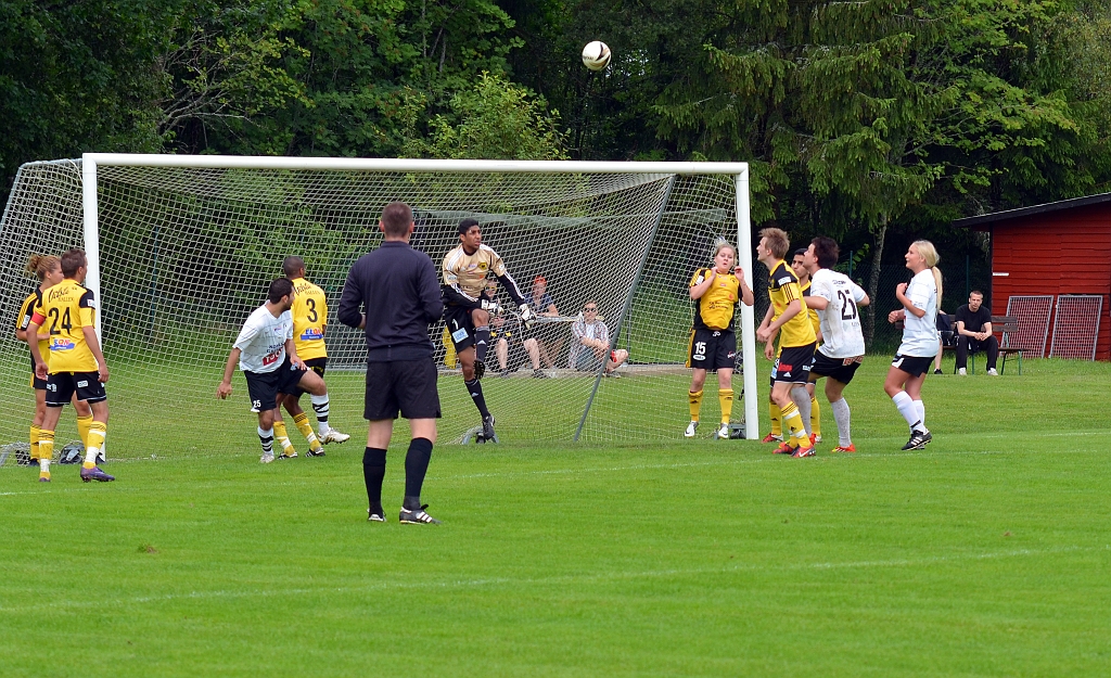 2012_0630_16.JPG - Södra's målvakt Samer Al-Mosawy stöter undan bollen efter en hörna