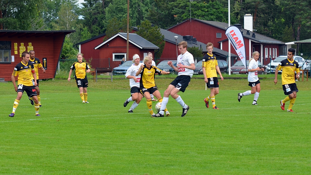 2012_0630_17.JPG - Emma Dahl försöker att få kontroll på bollen