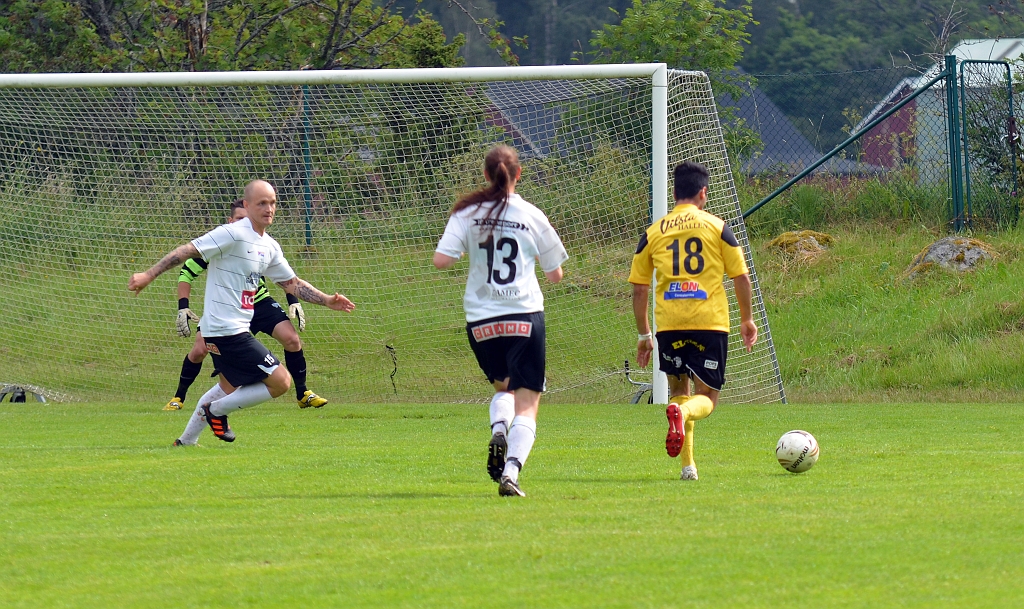2012_0630_18.JPG - Södra's Hazhar Qorbani i bra läge men bollen går utanför målet
