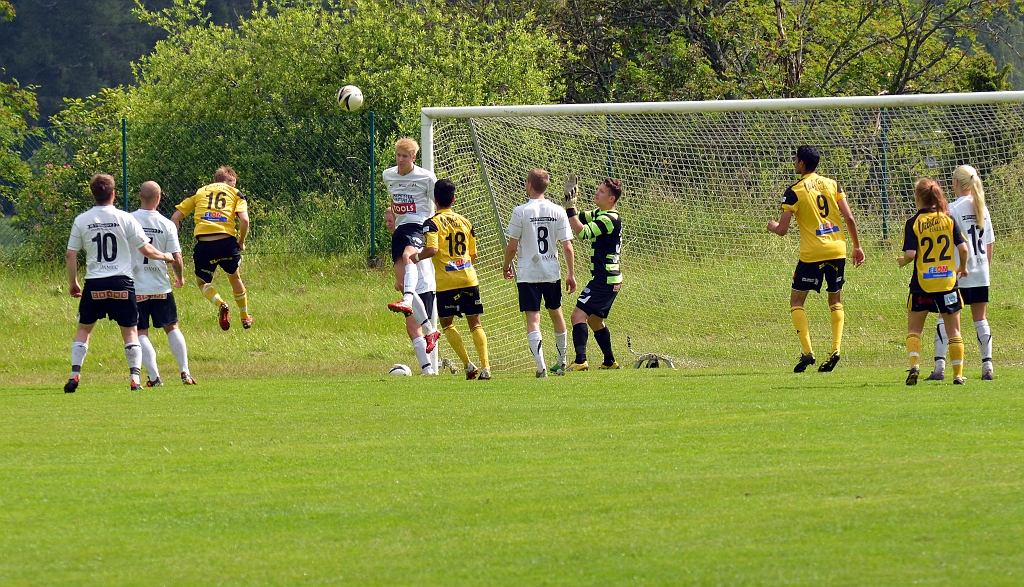 2012_0630_20.JPG - Filip Haglind nickar mot mål