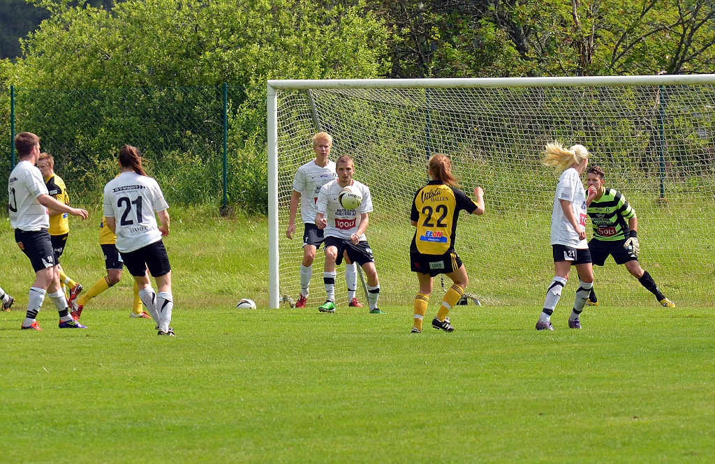 2012_0630_21.JPG - Kolsvaförsvaret får undan bollen framför målet
