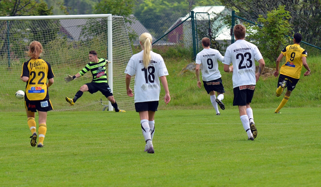 2012_0630_22.JPG - Södra tar ledningen med 1-0 genom nr.9 Jaser Al-Mosawy, med ett skott från kanten