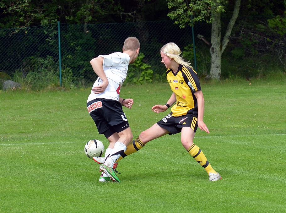2012_0630_23.JPG - Jennifer Axelsson försöker att få undan bollen till inkast
