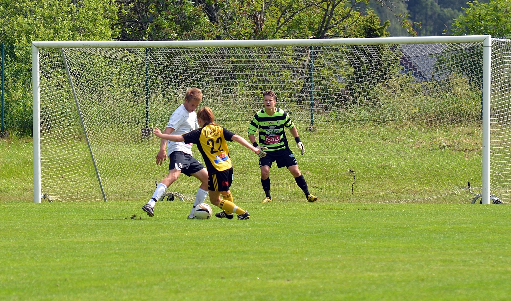 2012_0630_24.JPG - Amanda Hill försöker att dribbla sig förbi kolsvabacken
