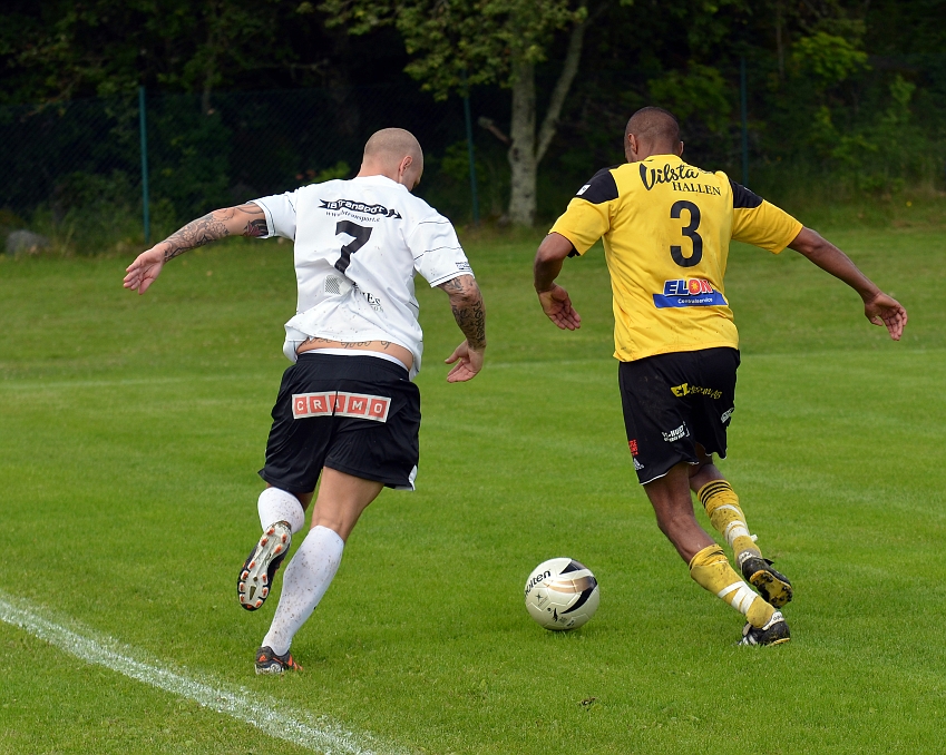 2012_0630_25.JPG - David Persson i närkamp med en kolsvaanfallare