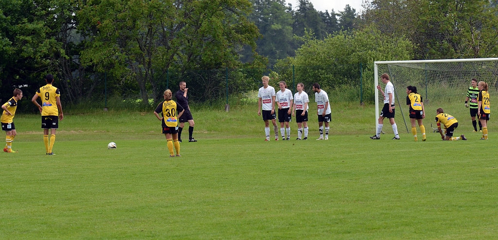 2012_0630_26.JPG - Frispark för Södra och Brandon Wade väntar på signal från domaren
