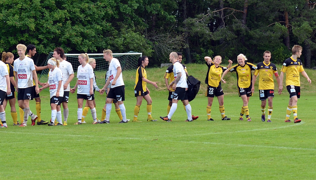 2012_0630_27.JPG - Spelarna tackar varandra efter matchen som Södra vann med 1-0
