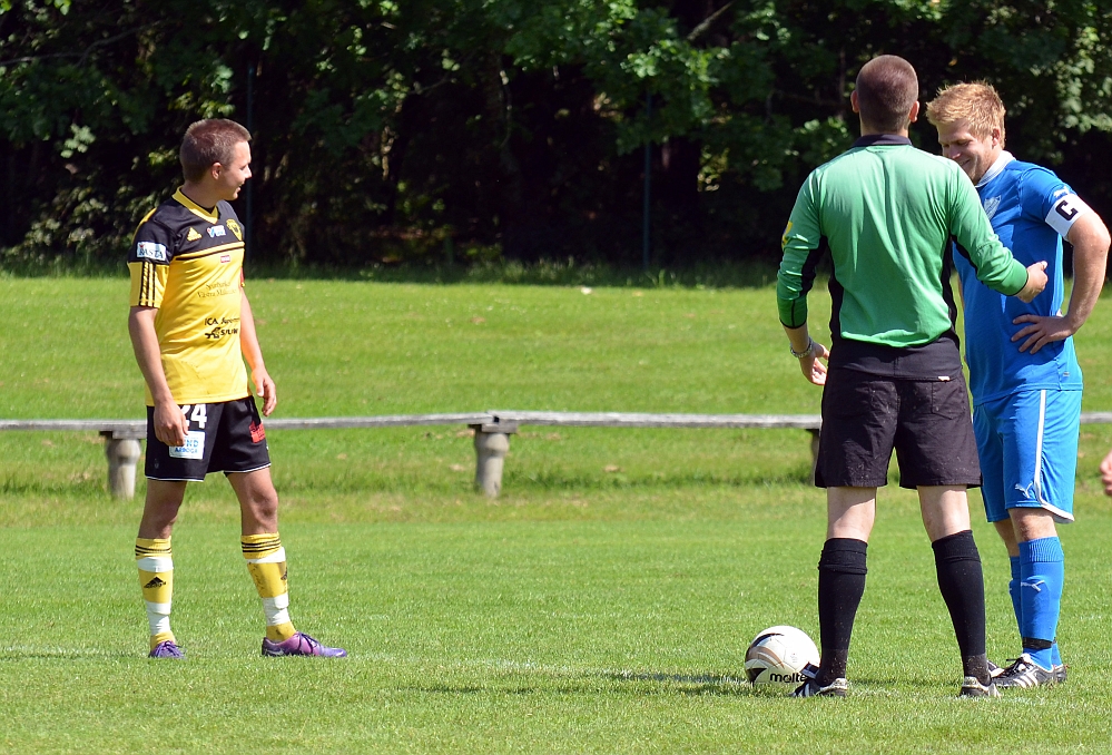 2012_0630_28.JPG - Götlunda IF - Arboga Södra IF 1-2. Den andra gruppspelsmatchen kan börja