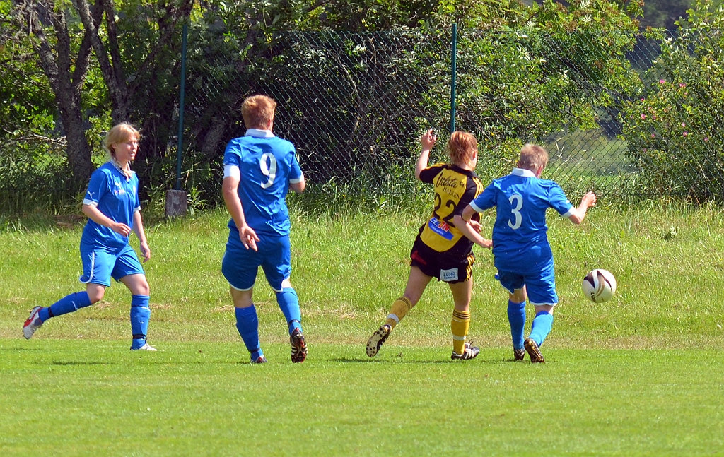 2012_0630_29.JPG - Amanda Hill försöker komma förbi på utsidan men stoppas av en götlundaback