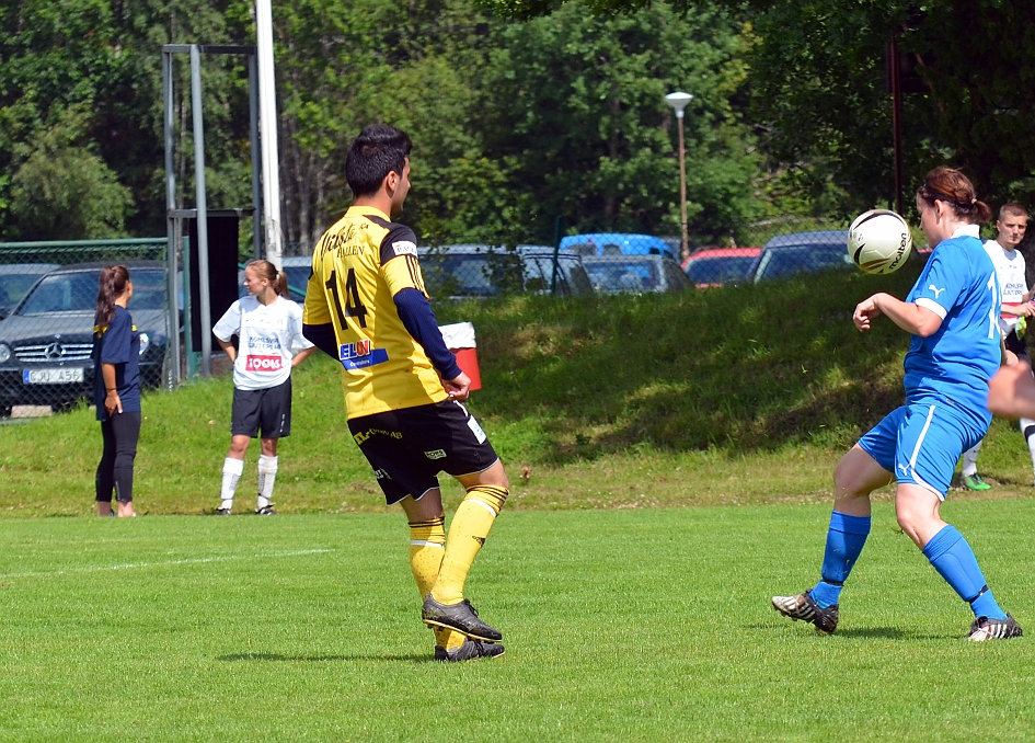 2012_0630_30.JPG - Mergim Bekaj spelar undan bollen