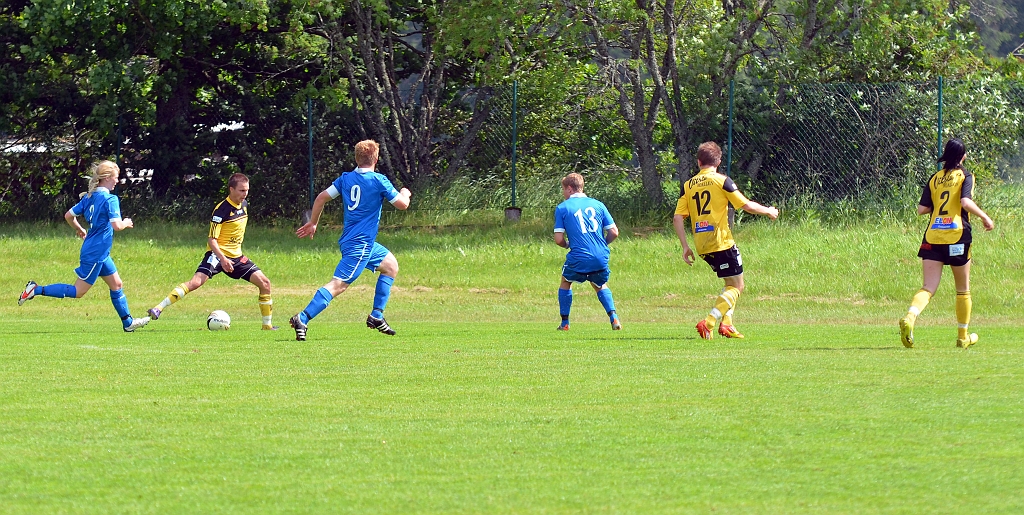 2012_0630_31.JPG - "Putte" Palmqvist försöker att spela in bollen framför götlunda's mål