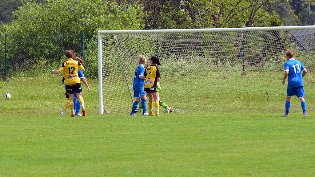 2012_0630_33.JPG - . . . . men bollen passerar alla och går till inspark