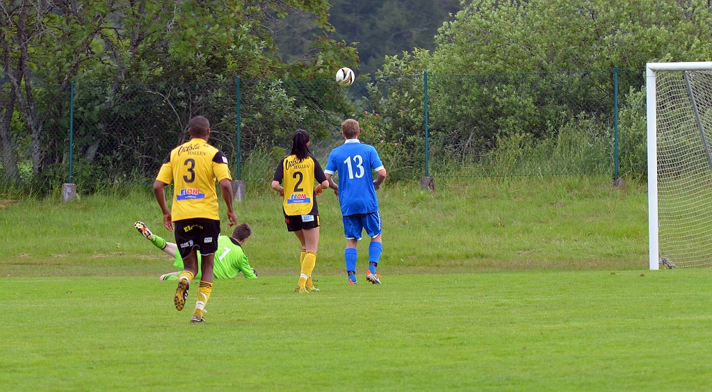 2012_0630_34.JPG - Götlunda's målvakt gör en bra räddning på ett kantskott