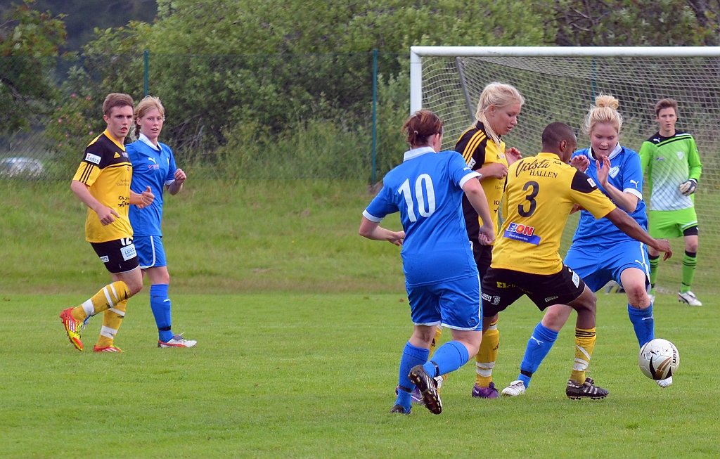 2012_0630_35.JPG - David Persson kommer ut med bollen. . . .