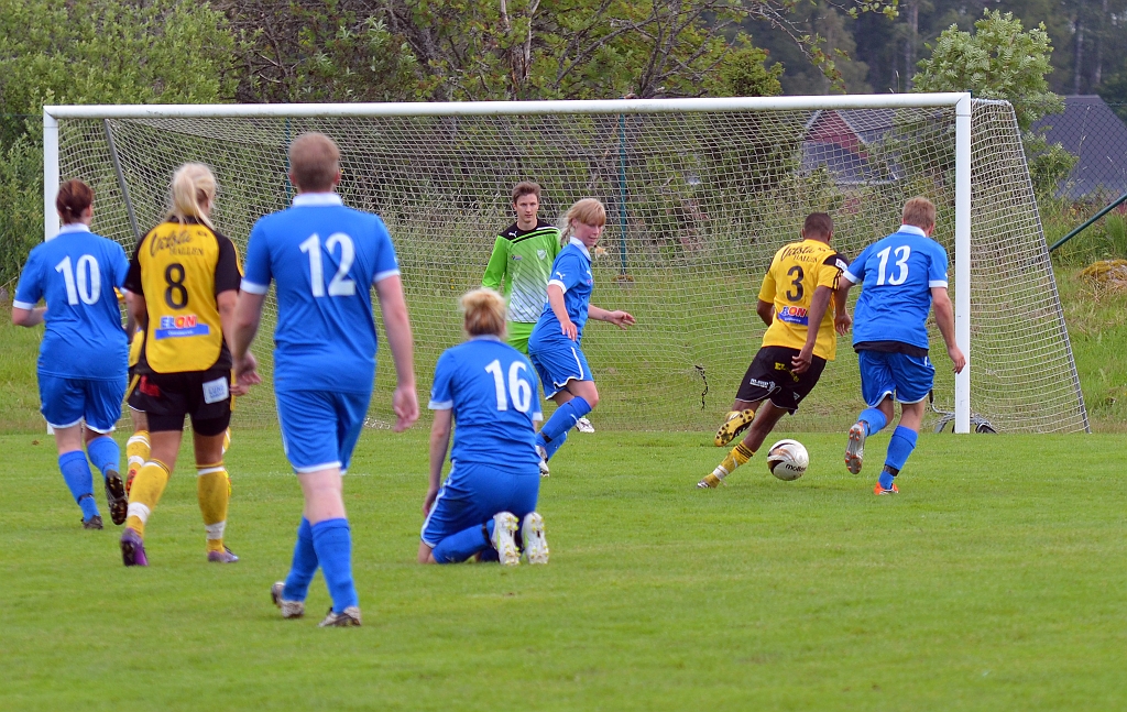 2012_0630_36.JPG - . . . . och dribblar sig fram till ett bra läge men skjuter sedan bollen utanför målet