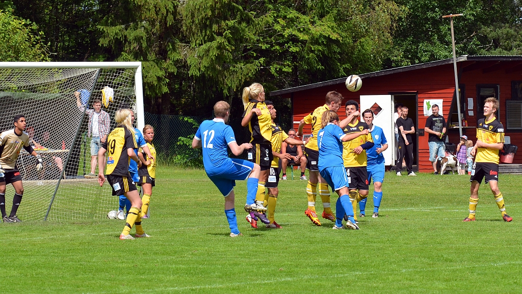 2012_0630_37.JPG - Brandon Wade nickar undan bollen efter en hörna