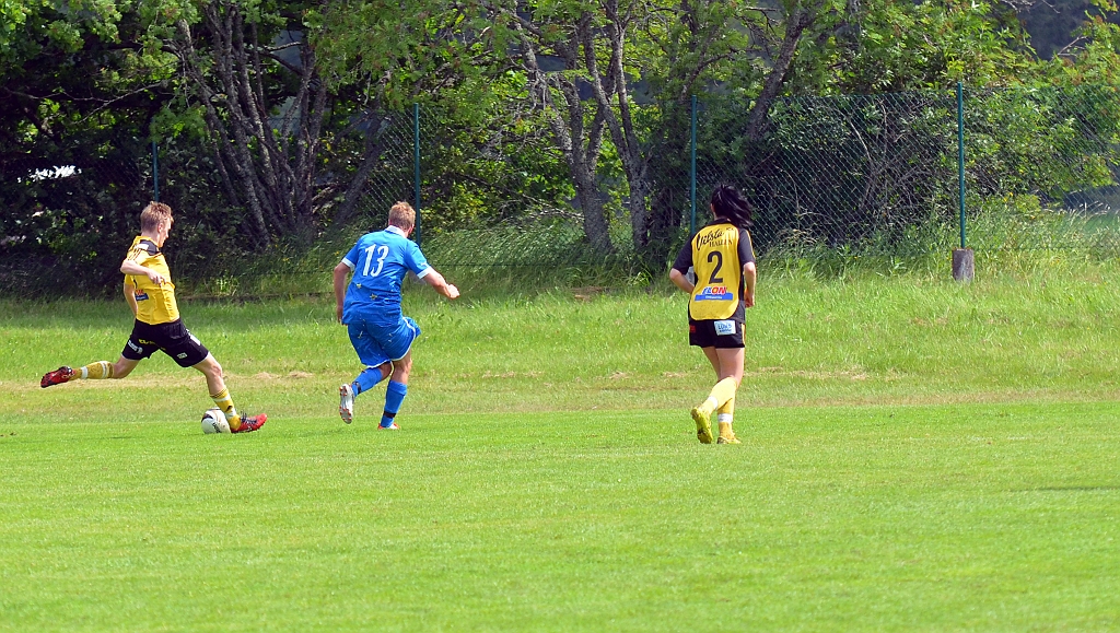 2012_0630_38.JPG - Filip Haglind går för ett avslut från kanten. . . .