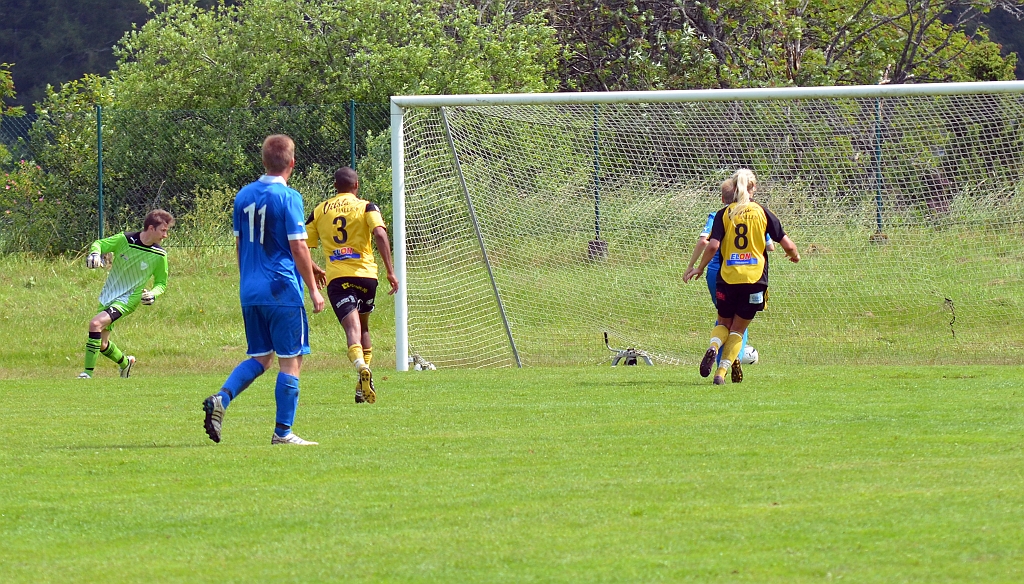 2012_0630_39.JPG - . . . . och bollen går i mål. 1-0 till Södra