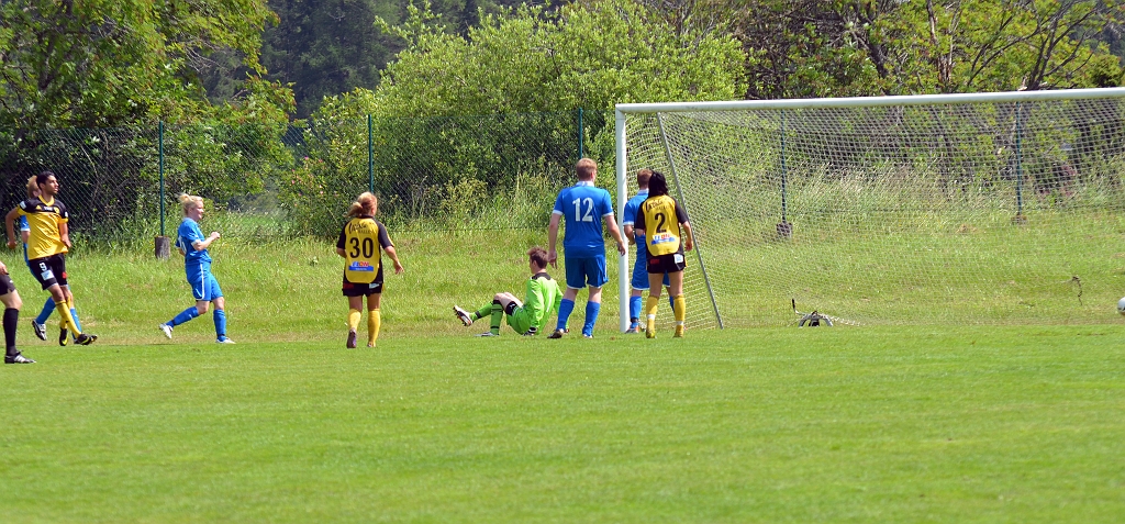 2012_0630_40.JPG - Jaser Al-Mosawy utökar Södra's ledning till 2-0 med ett skott från kanten