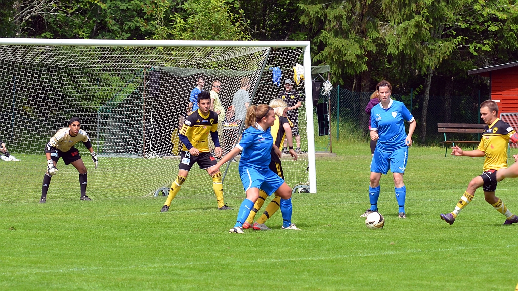 2012_0630_41.JPG - Södraförsvaret får jobba för att få undan bollen