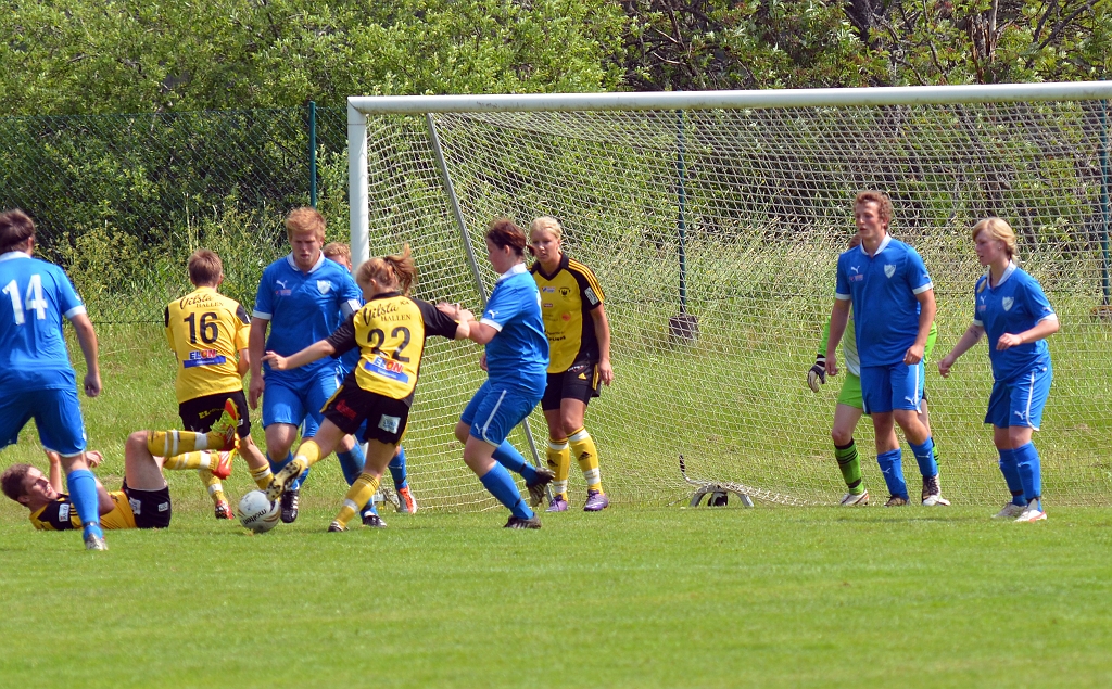2012_0630_42.JPG - Amanda Hill försöker med ett skott, men bollen blockeras av götlundaspelare