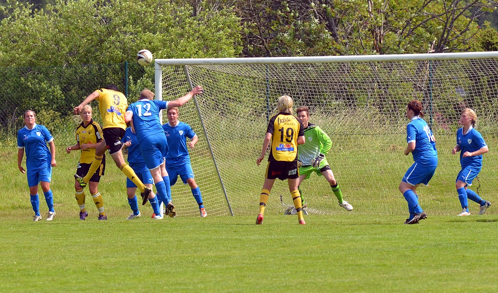 2012_0630_44.JPG - Jaser Al-Mosawy går upp och nickar mot mål