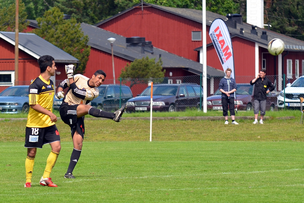 2012_0630_45.JPG - Södra's målvakt Samer Al-Mosawy gör en utspark