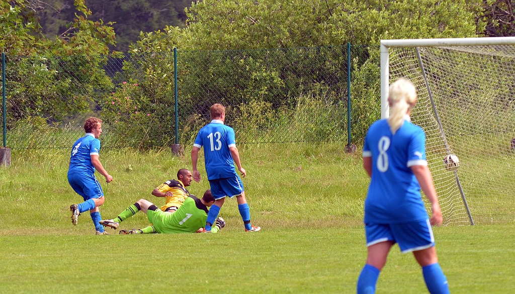 2012_0630_46.JPG - David Persson med ett bra läge men bollen går i burgaveln