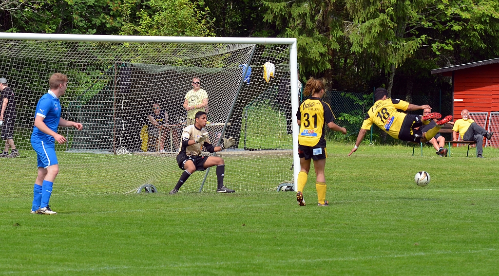 2012_0630_47.JPG - Götlunda avslutar med ett skott mot mål. . . .