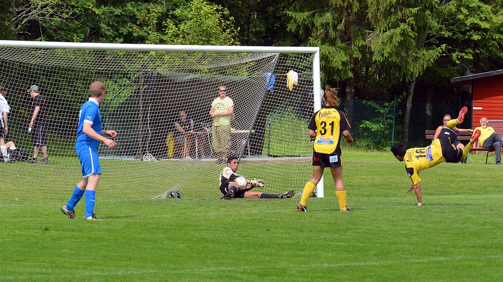 2012_0630_48.JPG - . . . . bollen går mitt på målvakten. . . .