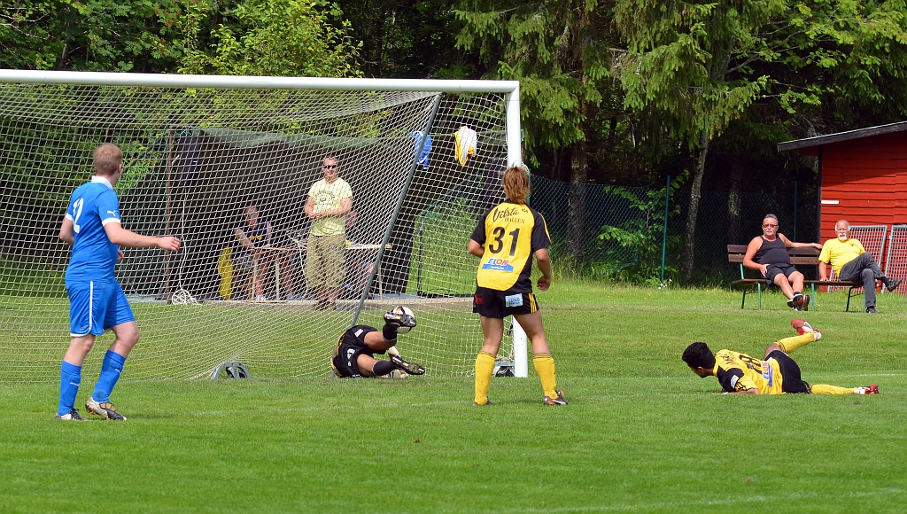 2012_0630_49.JPG - . . . . men målvakten kan inte hålla bollen utan den studsar in i mål. Götlunda har reducerat till 2-1