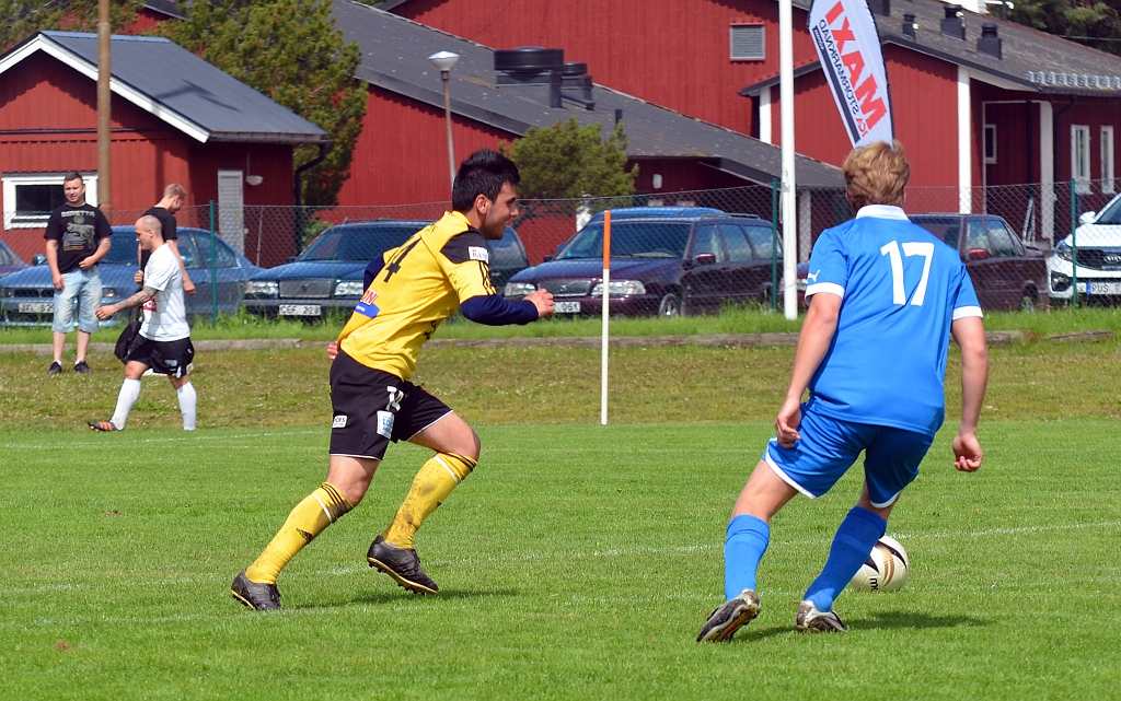 2012_0630_51.JPG - Mergim Bekaj driver upp bollen mot mittplan