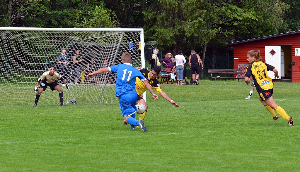 2012_0630_52.JPG - Hazhar Qorbani bryter Götlunda's sista försök i matchen