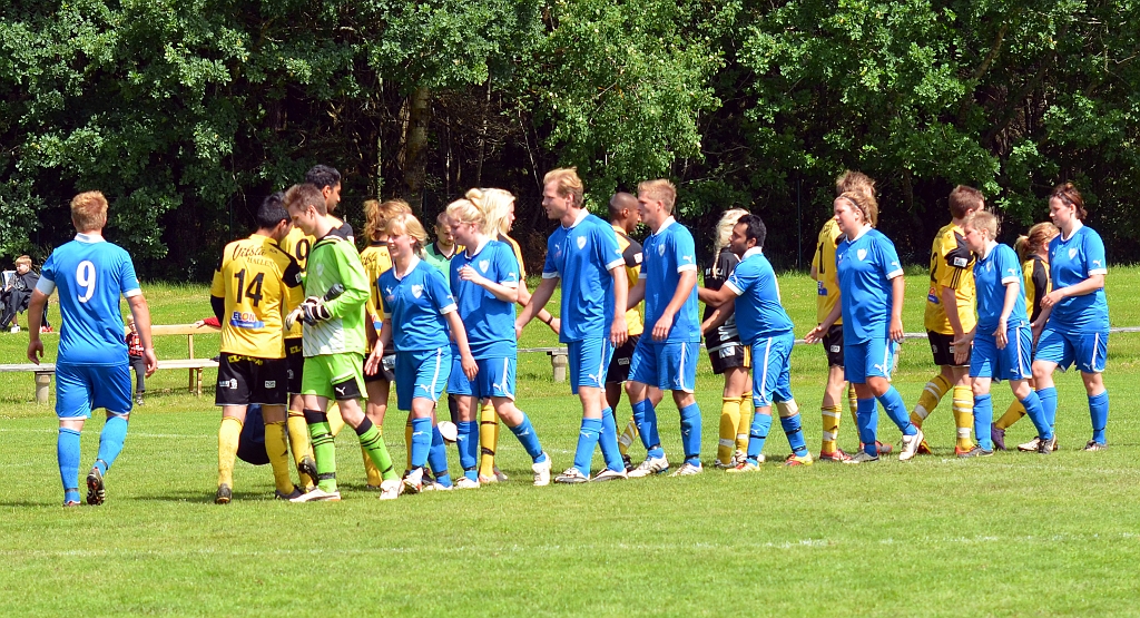 2012_0630_53.JPG - Spelarna tackar varandra efter matchen