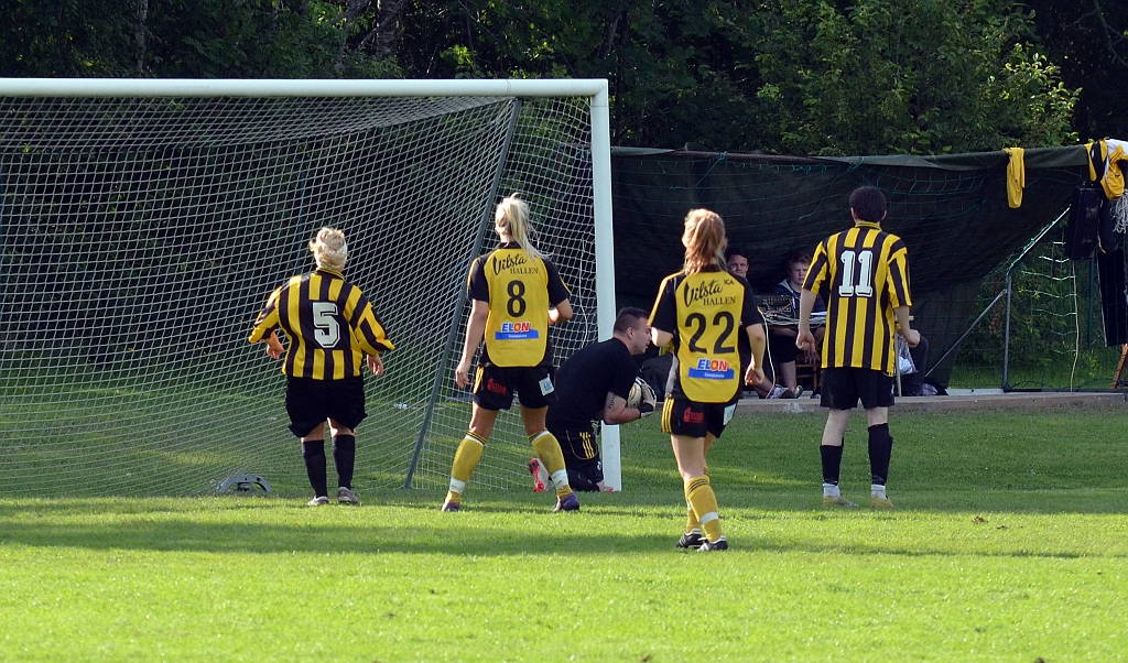 2012_0630_56.JPG - Wahlsta's målvakt håller bollen