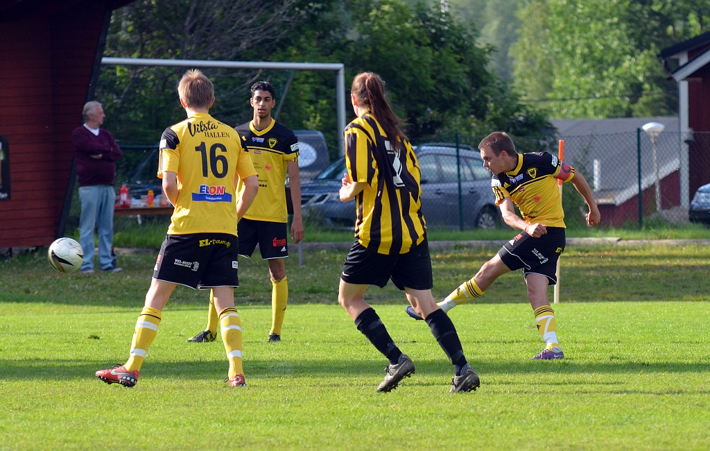 2012_0630_57.JPG - "Putte" Palmqvist testar med ett distansskott