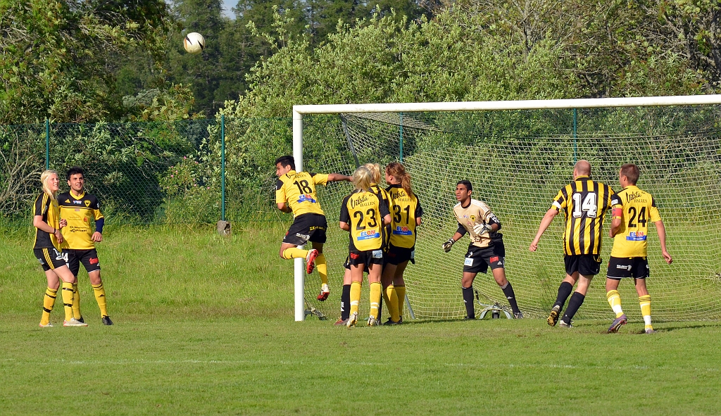 2012_0630_58.JPG - Hazhar Qorbani nickar undan bollen efter en hörna