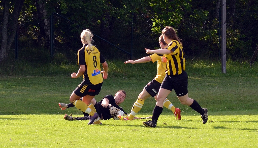 2012_0630_59.JPG - Wahlsta's målvakt är en bit utanför målet och greppar bollen efter kortlinjen