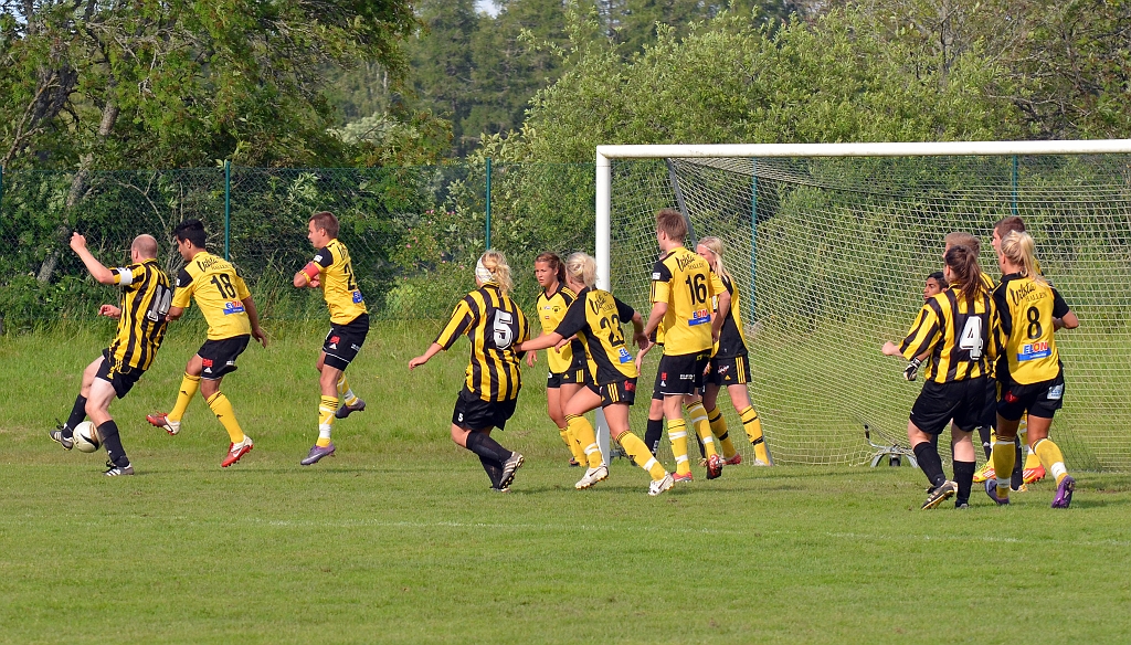 2012_0630_60.JPG - En ny Wahlstahörna där Södra kan slå undan bollen