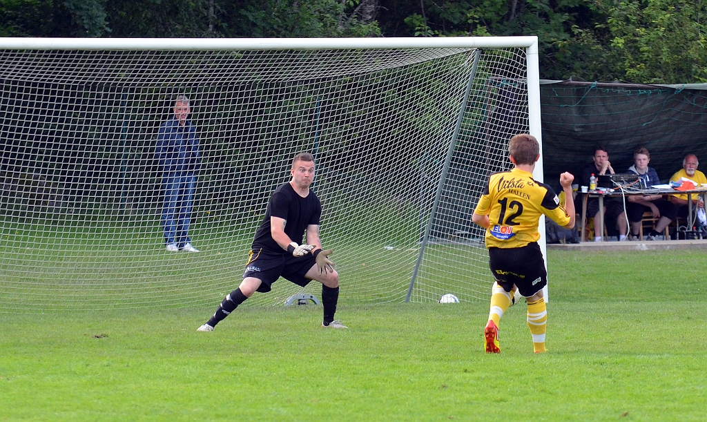 2012_0630_61.JPG - Brandon Wade har friläge men skjuter bollen rakt på målvakten