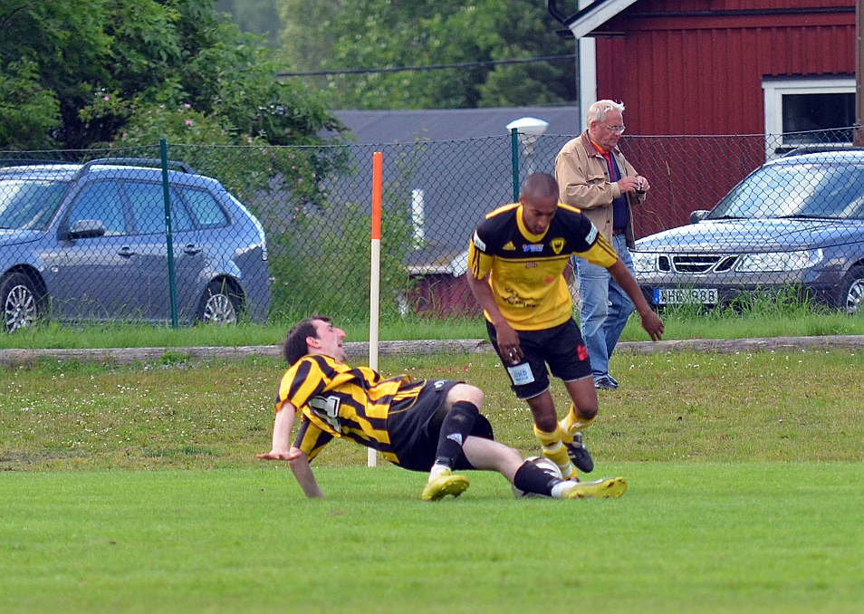 2012_0630_62.JPG - David Persson får i den här situationen frispark mot sig