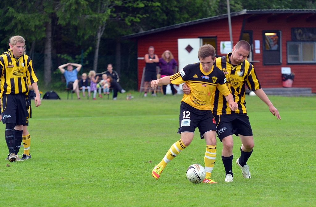 2012_0630_63.JPG - Nästan så att man kan tro att Brandon Wade har bjudit upp till dans