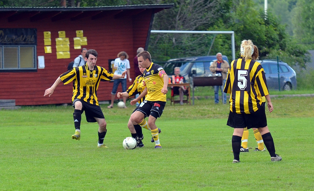 2012_0630_64.JPG - "Putte" Palmqvist försöker att komma i läge för ett avslut