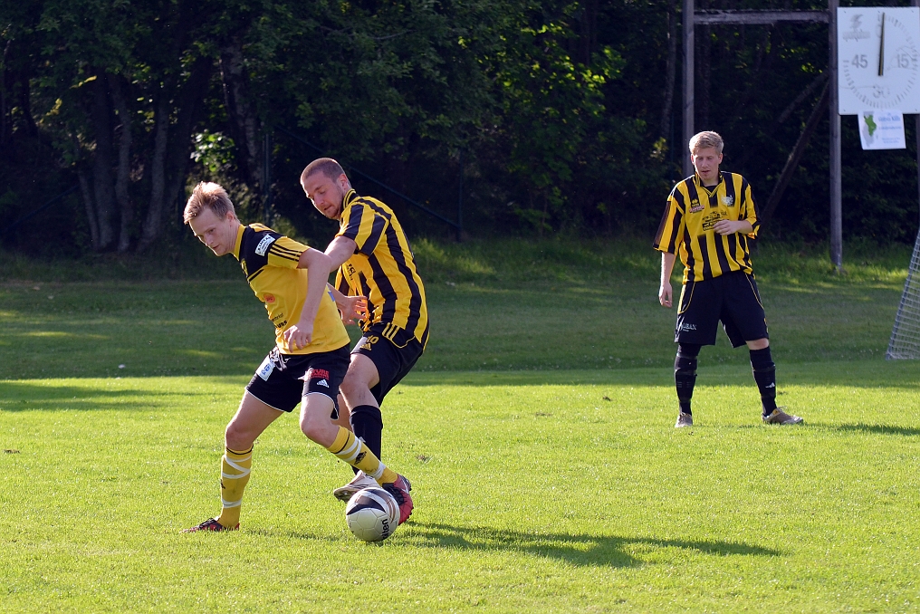 2012_0630_65.JPG - Filip Haglind dribblar på kanten