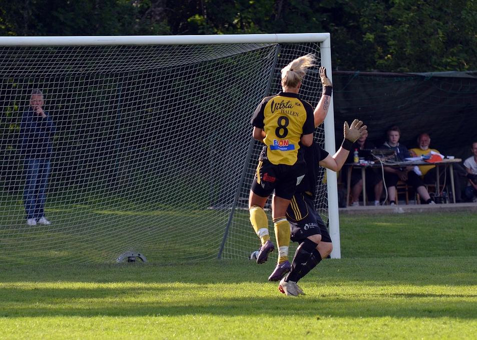 2012_0630_67.JPG - Amanda Segerstedt vinner en höjdduell med målvakten men bollen ville inte in i målet