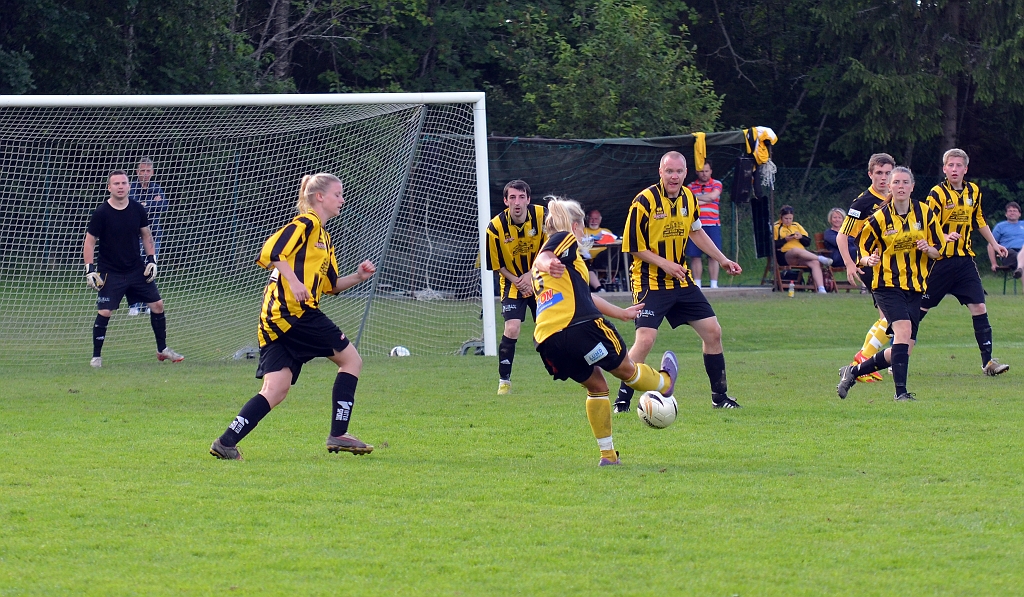 2012_0630_68.JPG - Amanda Segerstedt går för ett avslut mot ett samlat Wahlstaförsvar