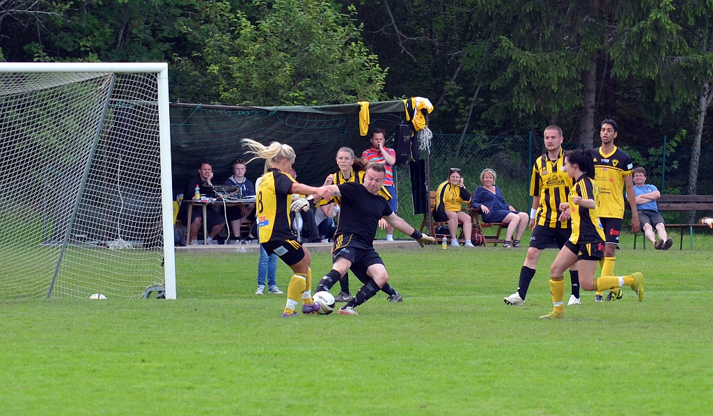 2012_0630_69.JPG - Wahlsta's målvakt bryter i sista sekunden